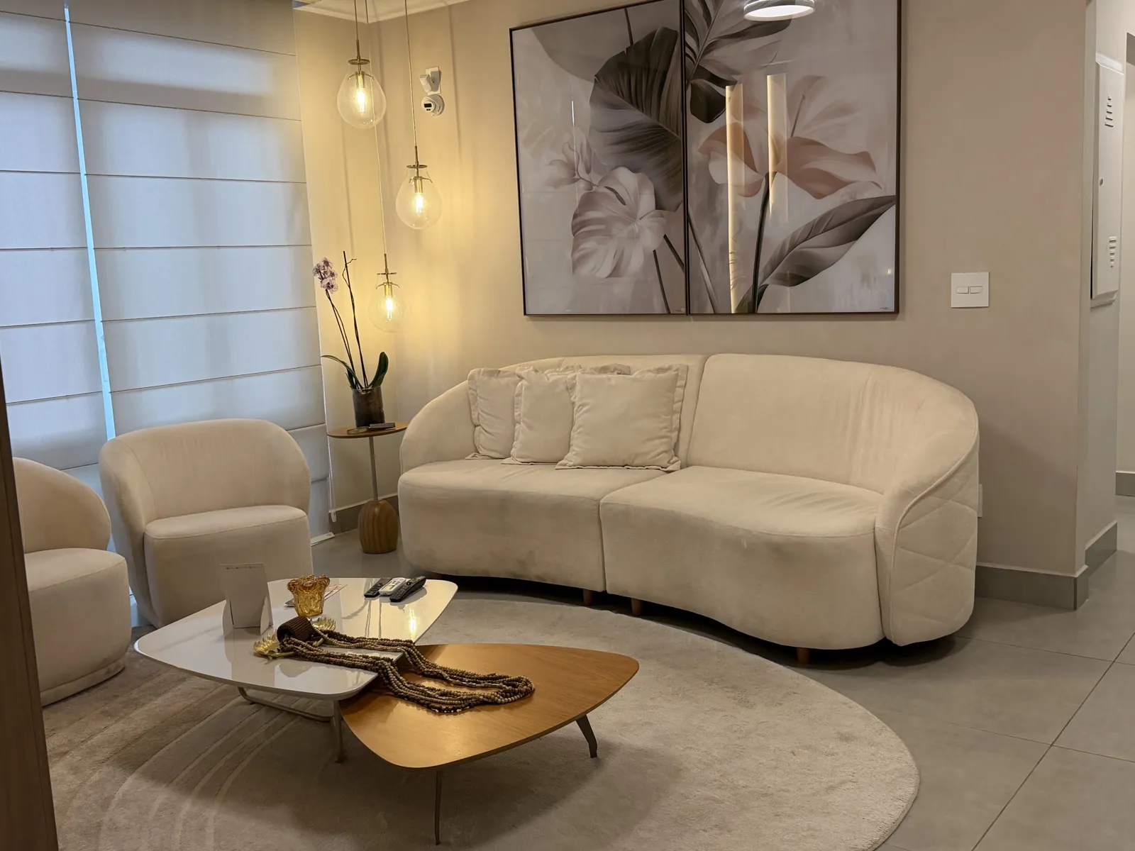 Sala de espera da Alma Clinic, com sofá claro e luz quente
