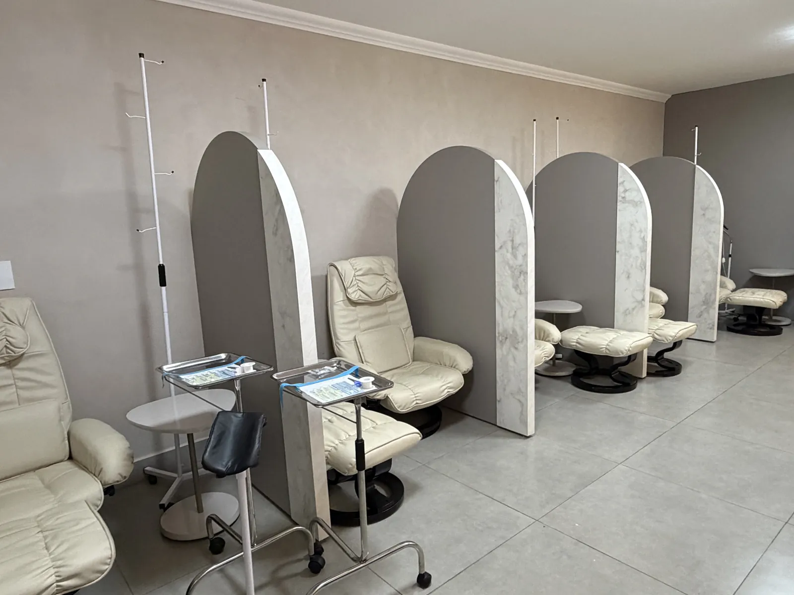 Sala de terapias com poltronas reclináveis